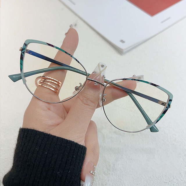 2024 New Fashion Trend Glasses Frame Retro Metal Spring Temple Optical Frame Personalized Cat Eye Golden Eye Glasses Frame