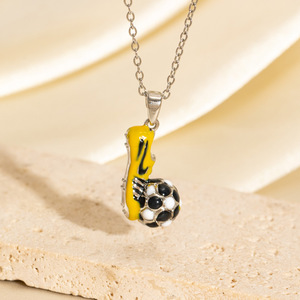 สร้อยคอจี้รูปทรงเรขาคณิตสไตล์สปอร์ตสำหรับผู้หญิง ดีไซน์เฉพาะตัว ประดับเพชรซิร์คอน ชุบทอง 18K บนทองแดง เหมาะสำหรับแฟนฟุตบอล สวมใส่ได้ทุกวัน - Product Image 3