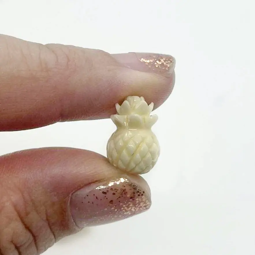 Disponibile perlina di ananas 3D con conchiglia di fiori di luccio avorio