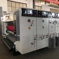 Imprimante flexographique haute vitesse avec alimentation par aspiration à bords apparents, découpeuse et rainureuse pour la fabrication de boîtes en carton ondulé