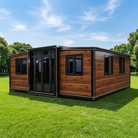 Casa Contenedor Móvil con Acabado de Madera, Cabaña de Montaje Rápido, Hogar Prefabricado Expandible, Estructura Negra, Aspecto de Madera Naranja Marrón, Estilo Rústico