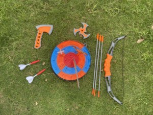 Set Bersaglio 4 in 1 per Caccia e Sport all'Aperto: Arco e Frecce, Asce, Freccette Triangolari Inclusi - Product Image 6