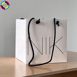 Sacs shopping en papier blanc de luxe personnalisés avec votre propre logo, poignées en corde de coton <span class=keywords><strong>noir</strong></span>, emballage cadeau boutique, sacs en papier pour la vente au détail - Product Image 1