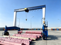 Grue mobile à portique sur roues en caoutchouc massif avec protection contre les surcharges, élévateur robuste pour entrepôt de billettes de grande taille