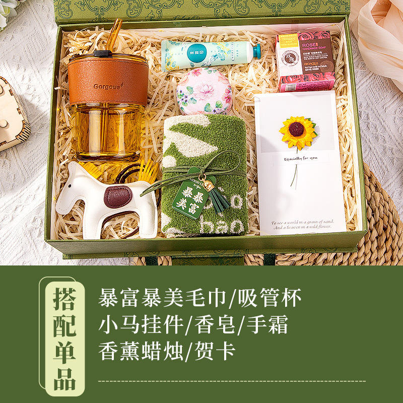 Get rich quick and look beautiful! Towel, straw cup, pony keychain, soap, hand cream, scented candle, greeting card [Green]