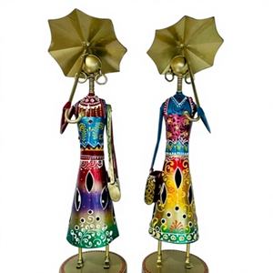 Ensemble de figurines de couple en métal faites à la main - Design Art Déco articulé pour les célébrations de Diwali et de Pâques - Product Image 1