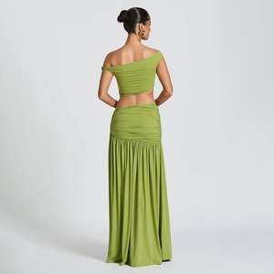 Ensemble personnalisé 2026 pour femme : Crop top épaules dénudées et jupe longue fendue, en satin moulant, tenue habillée pour les vacances - Product Image 2
