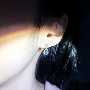 ต่างหูเพชรโมอิสซาไนต์ทรงหยดน้ำ ดีไซน์คลาสสิก ทันสมัย ชุบทองคำขาว ประดับเพชรทรงกลม 4 ขา จาก Tianyu Gems - Product Image 3