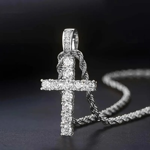 Ciondolo a Croce in Oro Bianco con Diamante Naturale Rotondo, Gioiello Religioso Unisex per Cerimonie - Product Image 1