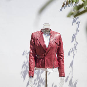 ソースファクトリーOEM レディース本革バイカーブレザー カスタムソリッドレッド斜めジッパーベルト留めラムスキンブレザー - Product Image 2