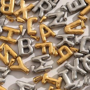 P219 Meilleures ventes Breloques en acier inoxydable plaqué or 18 carats, lettres bulle hip-hop chrétiennes mignonnes et originales, vente en gros pour la création de bijoux DIY - Product Image 3