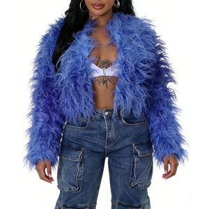 Manteau en fausse fourrure pour femme - Manteau tendance et ample en fourrure synthétique pour soirée, couleur audacieuse, style affirmé - Product Image 4