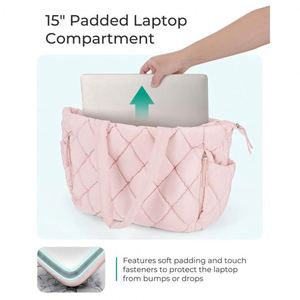 Sac fourre-tout zippé rose léger et rembourré pour femme avec compartiments pour ordinateur portable, poignée et logo personnalisé, idéal pour les voyages et la plage - Product Image 3