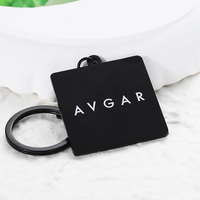 Porte-clés personnalisés carrés en alliage de zinc noir plaqué avec logo blanc, porte-clés en métal émaillé avec logo personnalisé pour cadeaux