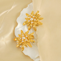 Boucles d'oreilles clous fleuris ornées de perles, style européen et américain, en acier inoxydable plaqué or 18 carats pour femme - Collection 2024