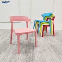 Chaise Chiavari empilable en plastique PP pour enfants, idéale pour les réceptions, événements et mariages - Vente en gros pour fabricants