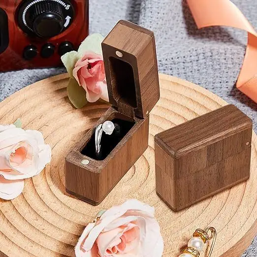 Caja de anillo de joyería de madera personalizada hecha a mano caja de embalaje al por mayor hecha de madera para pendientes y patrón de impresión de chocolate en negro