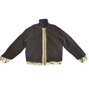 Il produttore di giacche 2025 fornisce giacche da <span class=keywords><strong>uomo</strong></span> autunnali e invernali-grembiule pieghettato, effetto ricamo scuro - Product Image 4