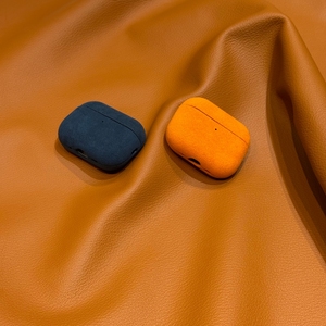 เคสหูฟังหนังแท้ YUBO LEATHER รุ่นสั่งทำพิเศษ หนัง Alcan Tara ป้องกันรอยยับ หลายสี สำหรับรุ่น 2/3/Pro/Max - Product Image 3