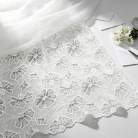 Tissu en polyester ajouré brodé à œillets, dentelle florale blanche découpée au laser, vente en gros pour robes féminines