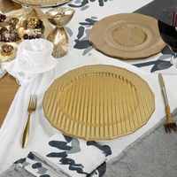 Assiettes de présentation en plastique de 13 pouces, motif géométrique doré, pour la location de matériel de réception de mariage, vaisselle décorative pour banquets et usage domestique