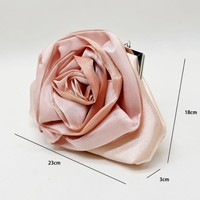 Pochette de soirée tendance pour femme en polyester à motif floral, avec fermoir kiss-lock et chaîne nuage, idéale pour les sorties et les rendez-vous