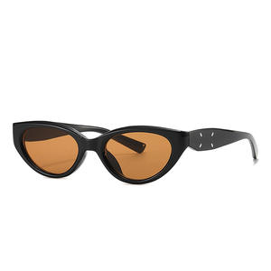 Gafas de Sol Retro Estilo Ojo de Gato para Mujer, Montura Negra de PC, Protección UV400 Tipo 3, Montura Pequeña, Estilo Moderno - Product Image 3