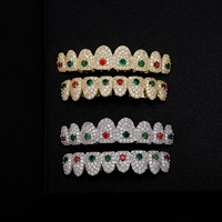 Vente en gros de grillz dentaires rouges et verts entièrement sertis de zircons, 8 dents, bijoux de décoration dentaire pour Halloween et Noël