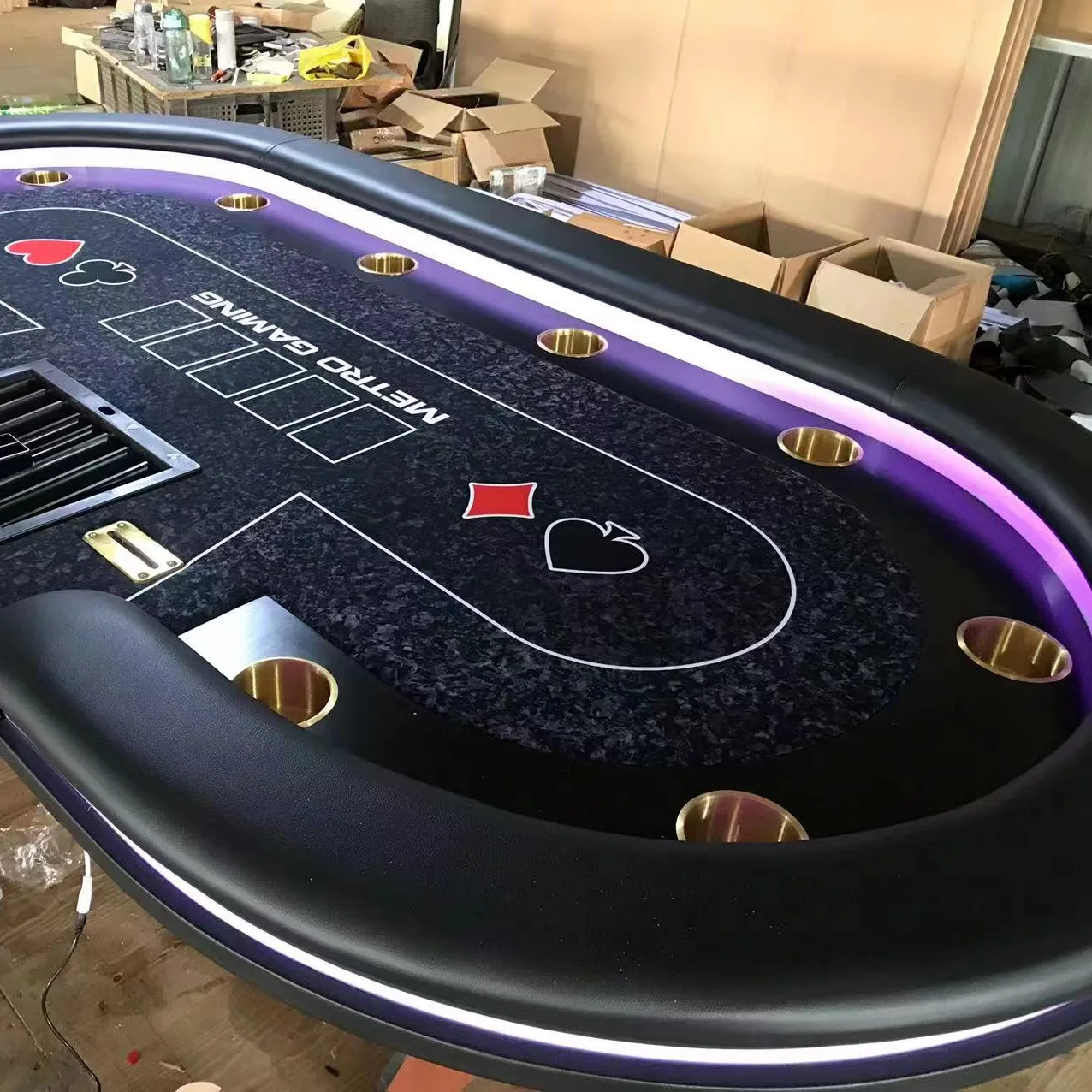 10 खिलाड़ियों कैसीनो पोकर टेबल एलईडी रोशनी के साथ कस्टम टेक्सास पकड़ हूँ मनोरंजन जुआ लकड़ी की मेज 96 इंच