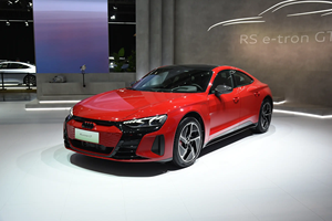 <span class=keywords><strong>Audi</strong></span> RS <span class=keywords><strong>E</strong></span>-<span class=keywords><strong>tron</strong></span> <span class=keywords><strong>GT</strong></span> 2023 Modello Base, Berlina Completamente Elettrica a 4 Porte <span class=keywords><strong>e</strong></span> 5 Posti con 694 CV - Product Image 5