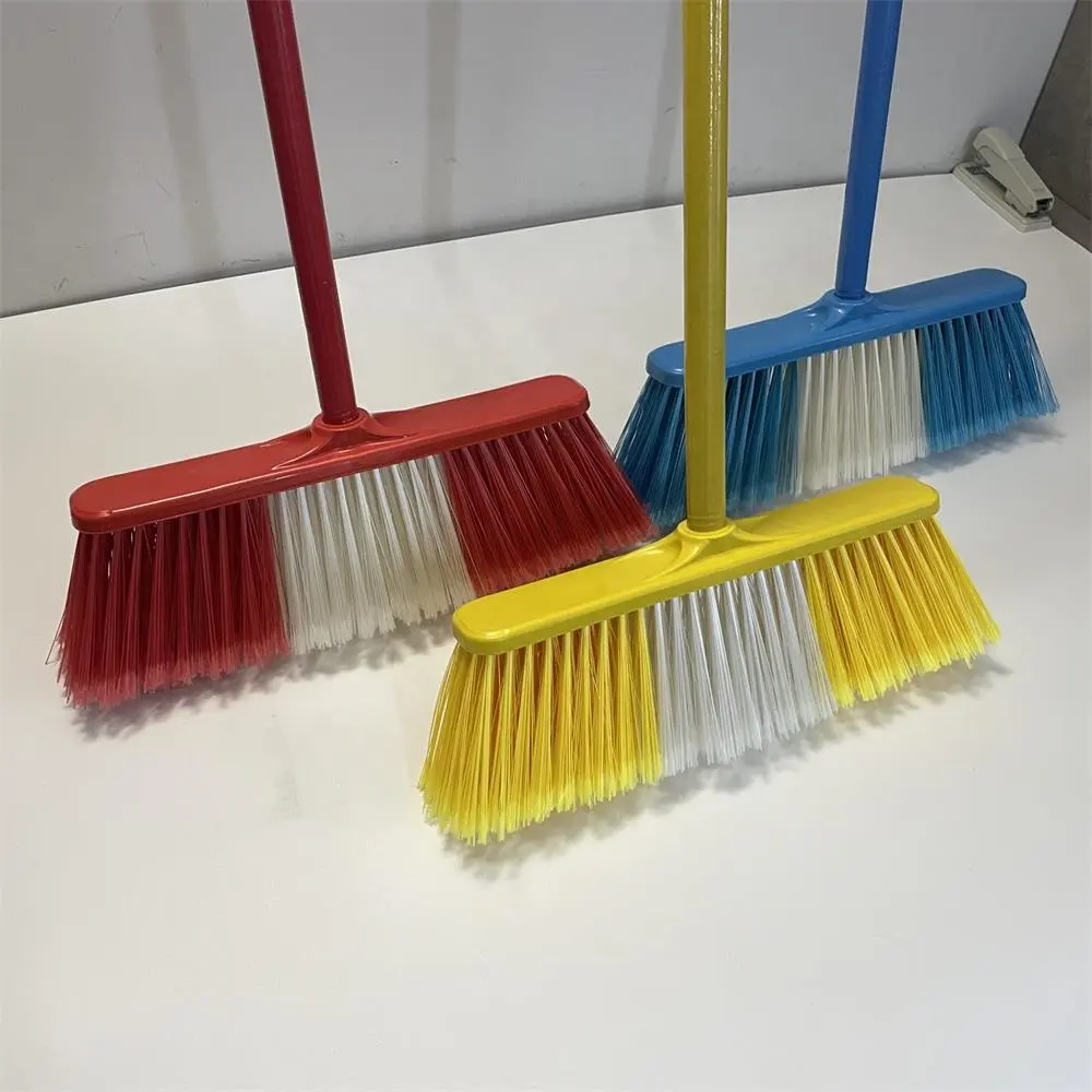 Venta al por mayor de escobas de limpieza del hogar y escoba de empuje de plástico con palo de escoba