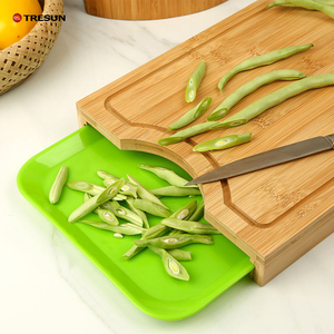 Tabla de cortar grande de bambú con bloque de madera y bandeja deslizante de plástico con ranuras para jugos, hecha de madera natural - Product Image 2
