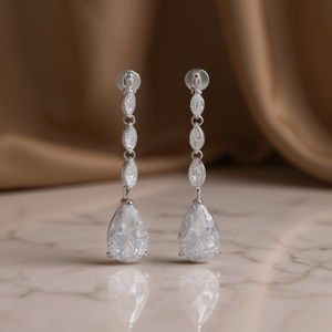 Orecchini Pendenti in Oro Bianco E1758 con Cristallo Taglio a Pera e Montatura a Griffe, Gioielli Classici da Sposa per Donna - Product Image 2