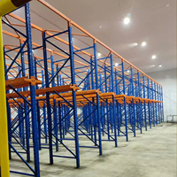 Structure de rayonnage en caisson pour marchandises palettisées en vrac dans un entrepôt industriel