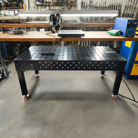Table de soudage flexible 3D avec systèmes de fixation intelligents et accessoires de serrage pour soudeurs