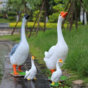 Una grande scultura d'<span class=keywords><strong>oca</strong></span> nel cortile di una fattoria, una scultura d'<span class=keywords><strong>oca</strong></span> <span class=keywords><strong>bianca</strong></span> in un giardino rurale e una scultura d'<span class=keywords><strong>oca</strong></span> simulata - Product Image 5