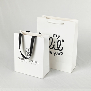 Bolsa de papel reciclable para compras de ropa de lujo, logotipo impreso personalizado para Boutique, cuerda de cinta para exposiciones, supermercados - Product Image 1