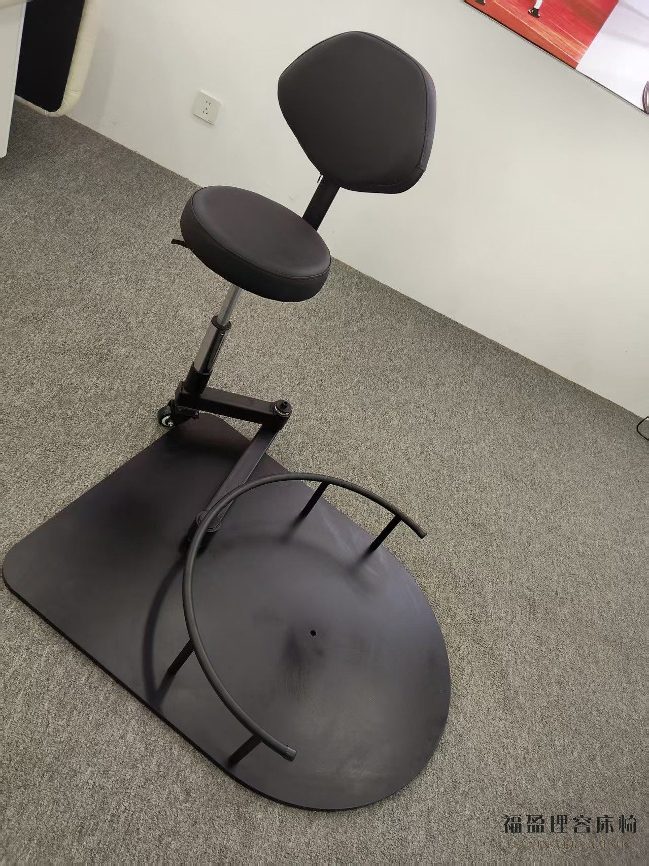 Silla giratoria tipo C con chasis con ruedas, versión para exportación.