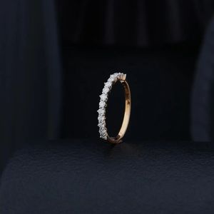 Bague Courbe en Diamants Véritables, Bijou Fin de Créateur Élégant, Scintillant, Tendance, Cadeau de Mariage - Product Image 1