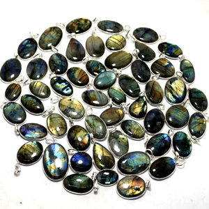 จี้หินลาบราดอไรต์ธรรมชาติ Trimurti Gems ขายส่ง หินพลอยสีฟ้าประกายสวยงาม คุณภาพเกรด AAA ขัดเงา รูปทรงและขนาดตามสั่ง - Product Image 1