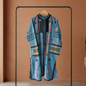 Manteau long en velours bleu clair fait main sur mesure, avec des motifs floraux rouges et verts et des formes géométriques gris foncé - Product Image 1