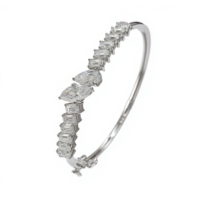 Brazalete de Moissanita en Plata de Ley 925 con Baño de Rodio, Engaste de Garras, Estilo Clásico, Modelo KLSB20795 - Product Image 1