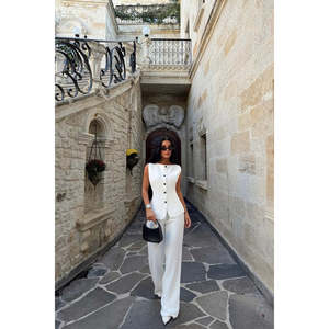 Ensemble 2 pièces blanc Lamarie - Tenue de club sexy avec haut à nouer à la taille et short taille XXS - Product Image 1