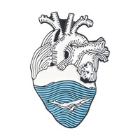 Insigne d'infirmière de revers personnalisé en gros, épingle en émail de coeur anatomique de médecin en métal neurologie avec chaîne
