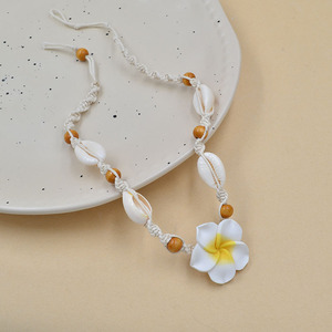 Nouveau design naturel coquille de mer cauri tissé tour de cou mode Hawaii plage Plumeria fleurs perles de bois tressé déclaration collier - Product Image 3