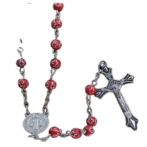 Rosario Katolik St.Benedict dengan Manik-manik Akrilik Merah - Product Image 1