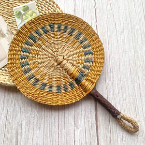 W8291 Éventail en paille tressé à la main, style nordique, avec éléments africains, portable et robuste, pour fête et décoration murale - Product Image 1