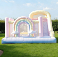Château gonflable commercial arc-en-ciel aux couleurs pastel avec toboggan et piscine à balles, combo gonflable souple arc-en-ciel pour enfants