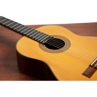 Guitare Flamenco Negra de style Conde, fabriquée à la main, avec table en épicéa massif, dos et éclisses en palissandre indien, finition française.