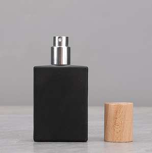 Flacon de parfum vide en verre mat noir de 30 ml et 50 ml, flacon pulvérisateur carré plat noir avec bouchon en bois de hêtre et pulvérisateur à vis argenté - Product Image 2